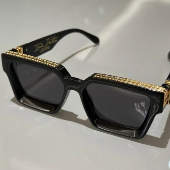 Authentic Louis Vuitton Drive Sunglasses✨